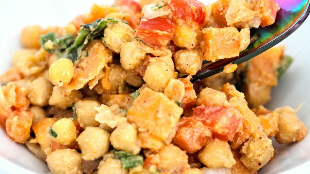 Cuida tu alimentación con esta ensalada de garbanzos y boniato