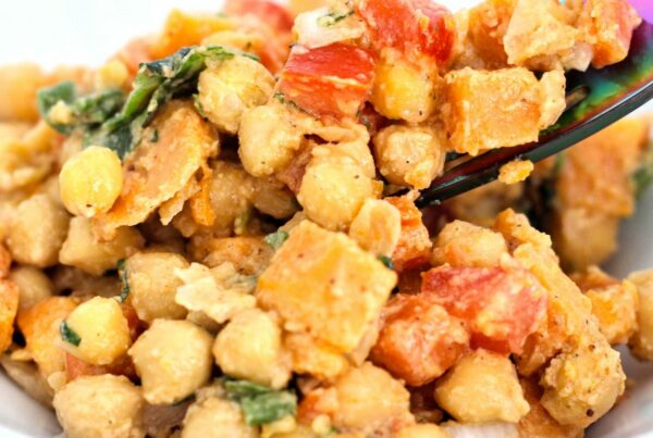 Cuida tu alimentación con esta ensalada de garbanzos y boniato