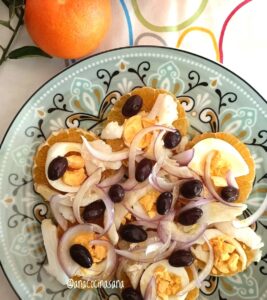 Ensalada de naranja con huevo y aceitunas