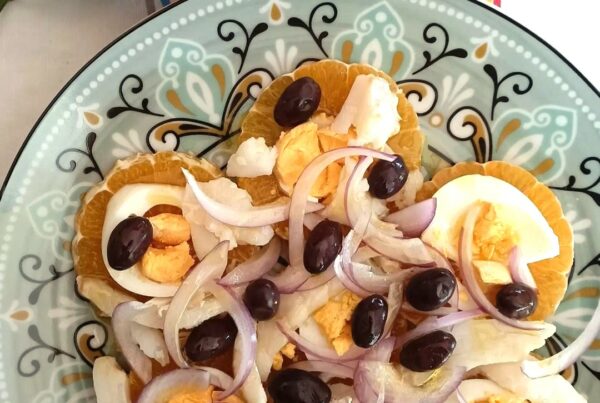 Ensalada de naranja con huevo y aceitunas