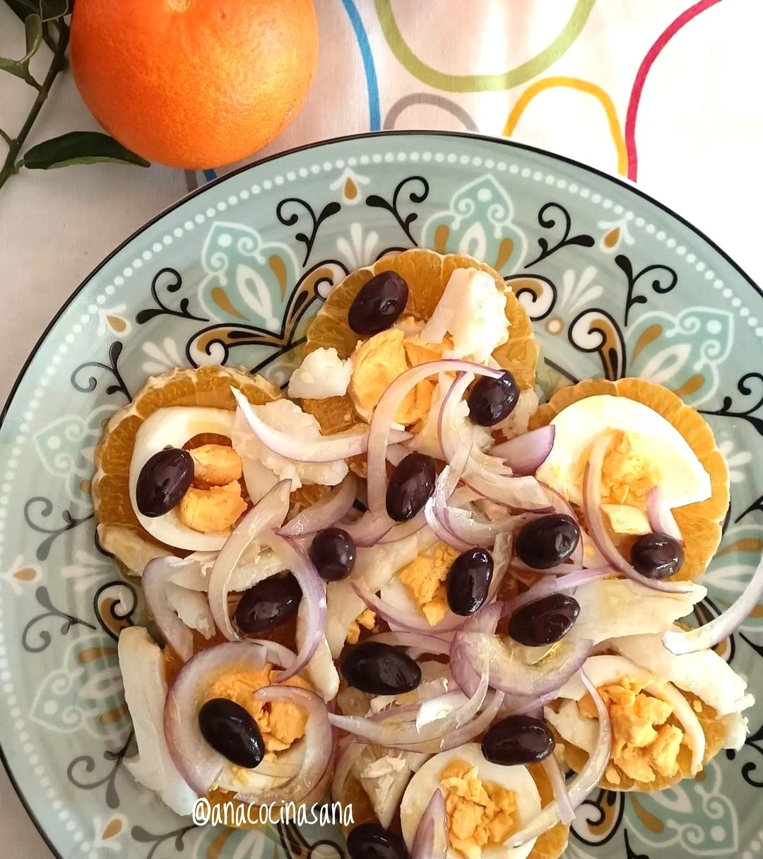 Ensalada de naranja con huevo y aceitunas