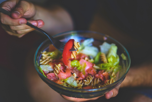 Ensalada fresca de pasta y verduras